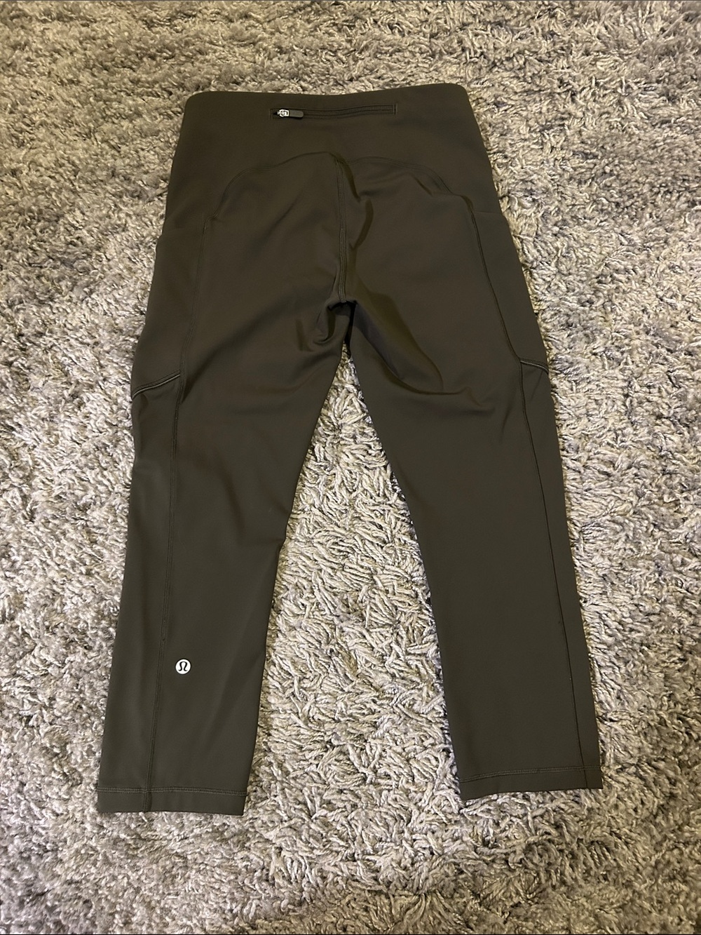 Lululemon athletica Women’s Olive Green Crop Leggings with pockets Size 6